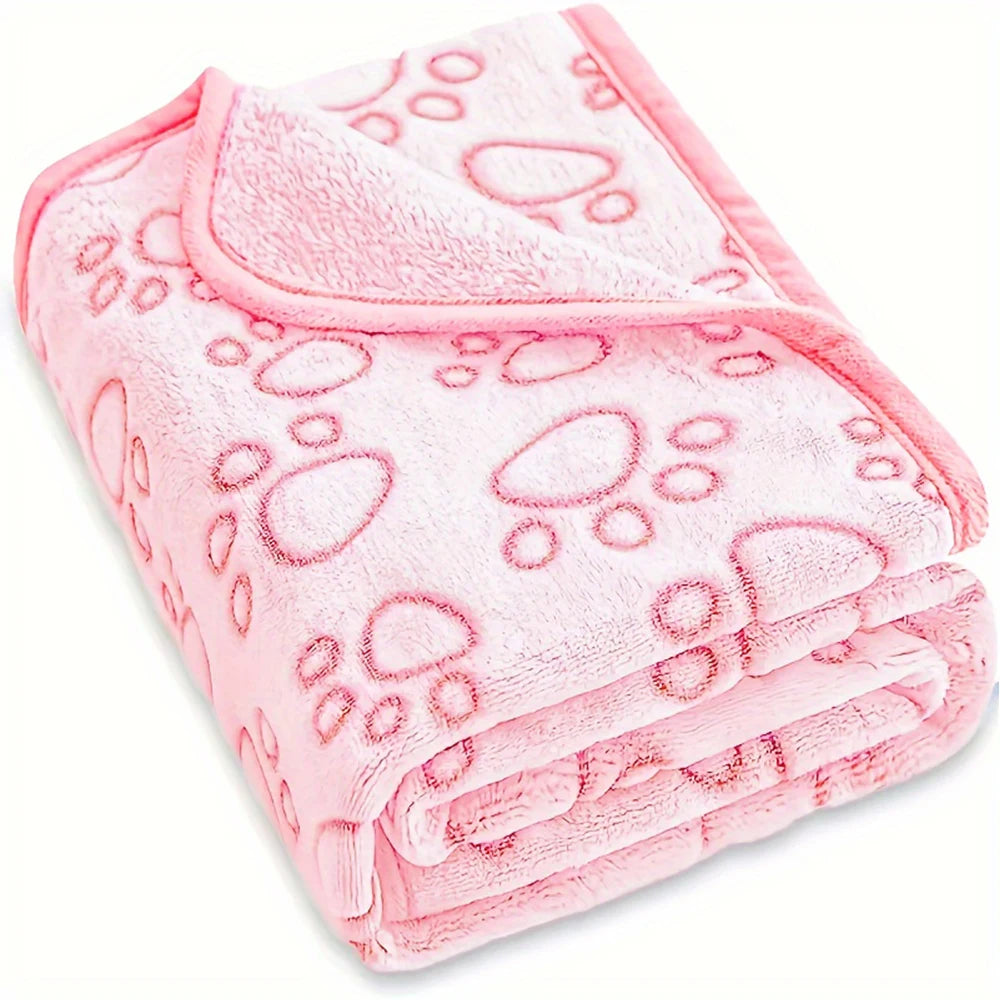 🐶 Couverture polaire pour chien – Motif pattes, douce & lavable en machine