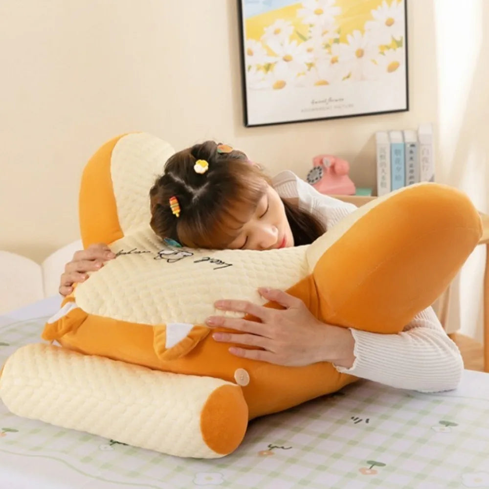 Coussin de lecture en forme de U conçu pour offrir un soutien lombaire optimal - vue avec un adulte faisant sa sieste dessus